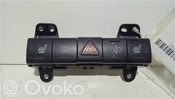 Botón interruptor de luz de peligro   P04602713AC