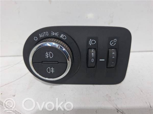 Light switch   13470446