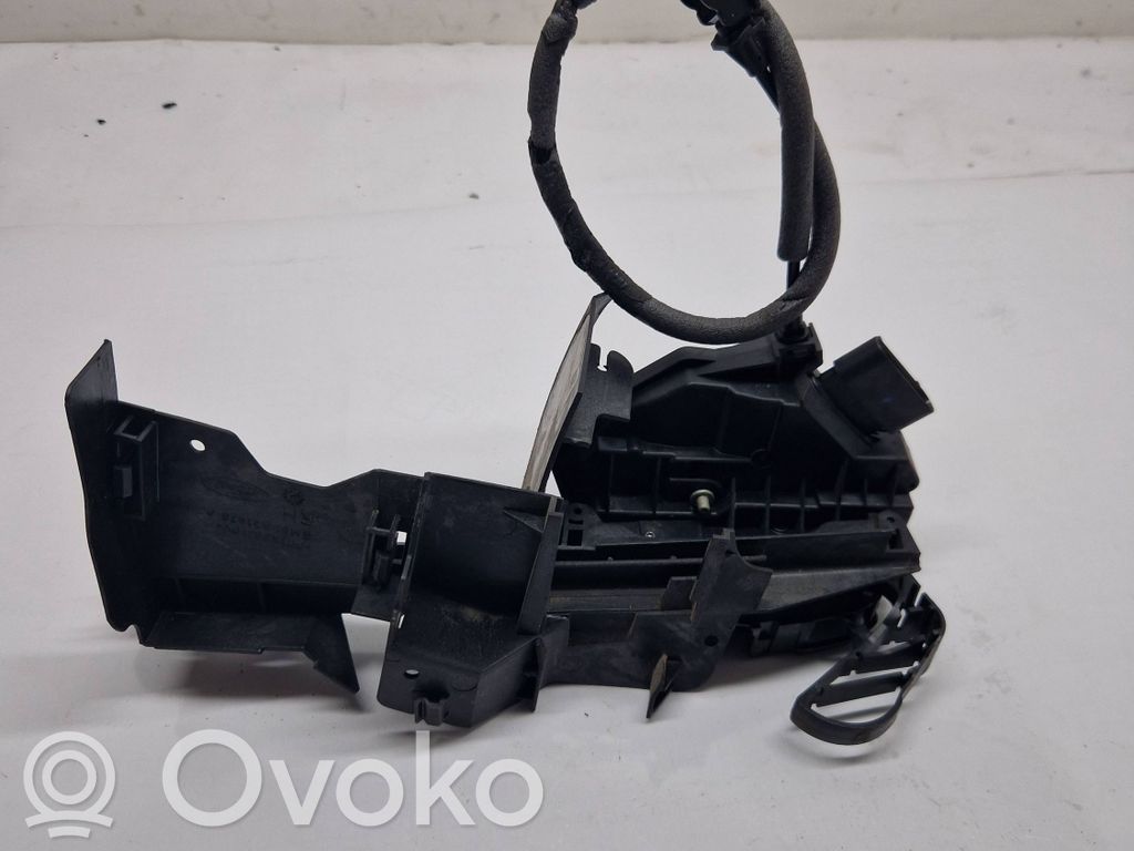 Ford Focus Priekšpusē slēdzene 