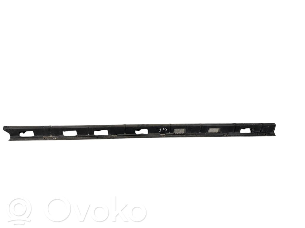 Sill supporting ledge   8408710
