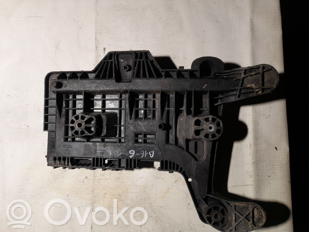 Volkswagen PASSAT B6 Akumuliatoriaus tvirtinimo padas 