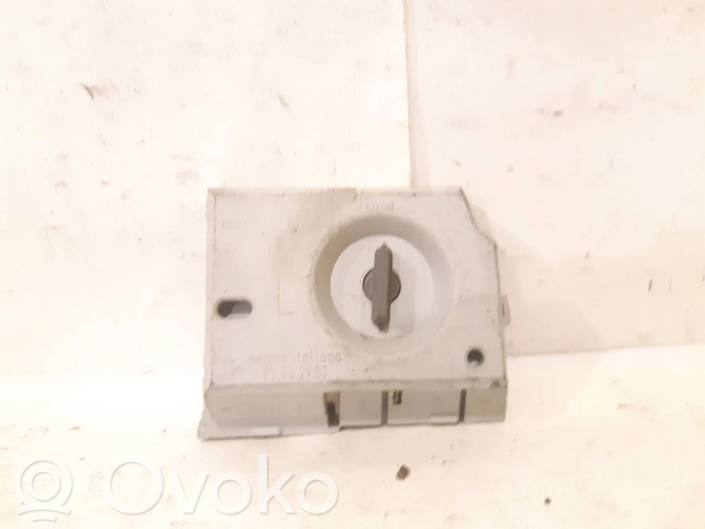 Audi 80 90 B3 Aizmugures spuldzes vāka turētājs 