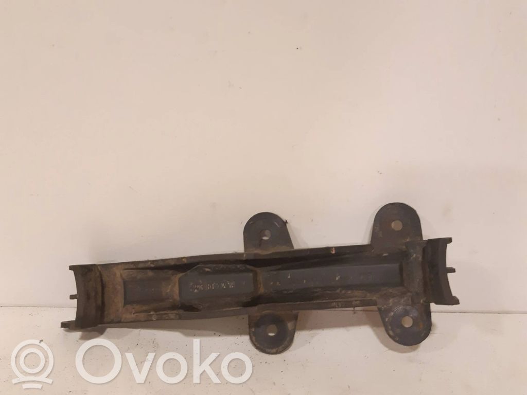 Audi 80 90 B3 Galinis laikiklis bamperio 