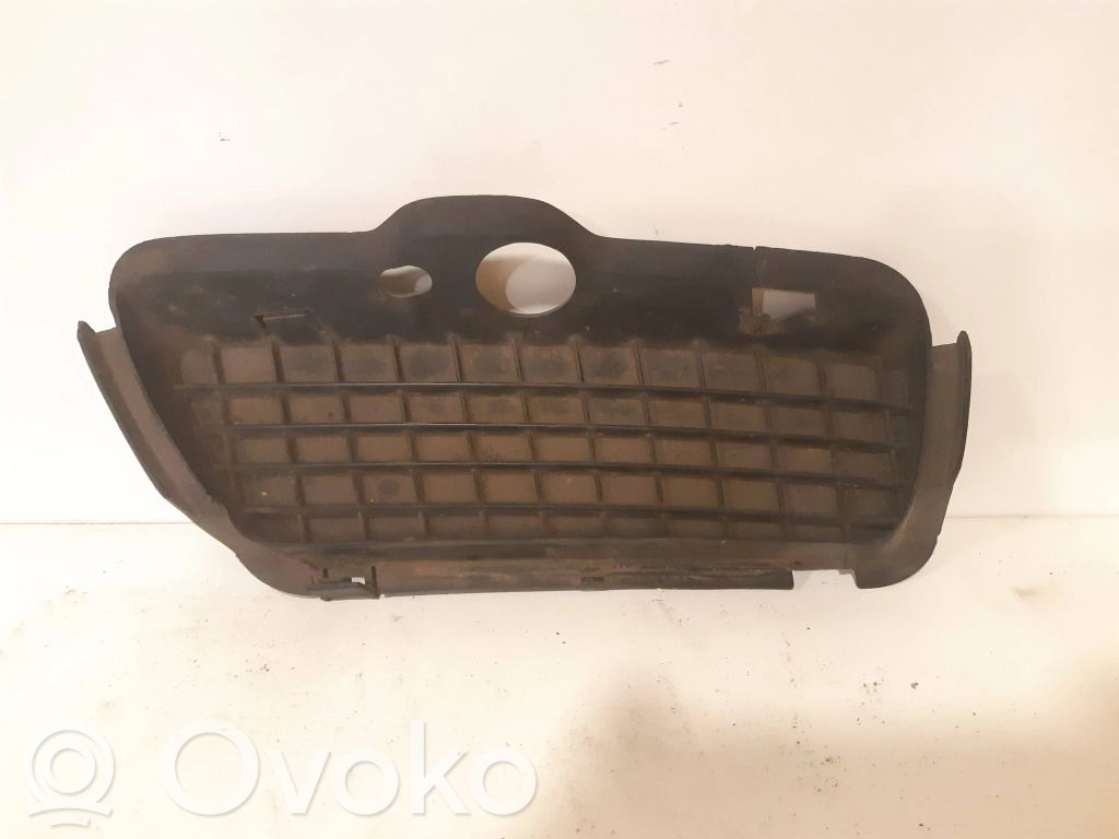 Volkswagen Golf III Etupuskurin alempi jäähdytinsäleikkö 