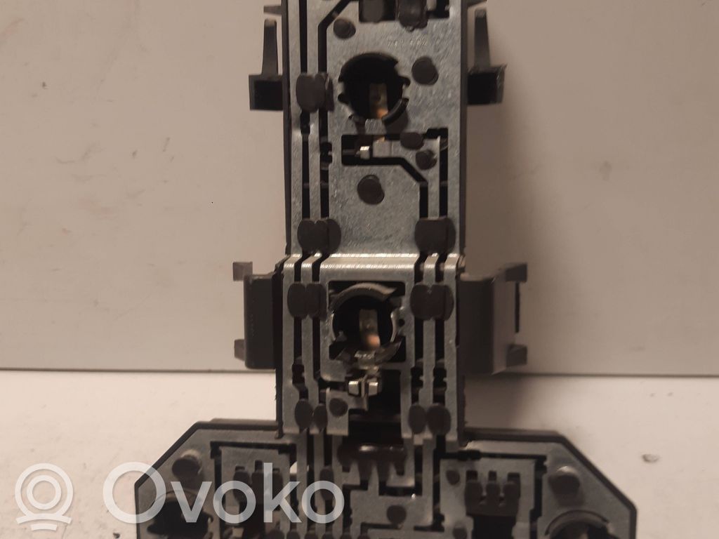 Volkswagen Bora Takavalon polttimon suojan pidike 