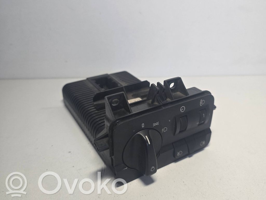 Light switch   6923478