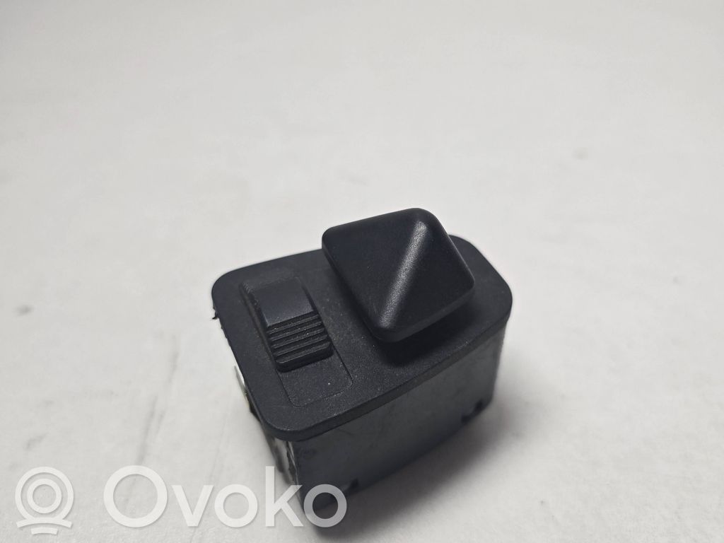 Wing mirror switch   61318373692