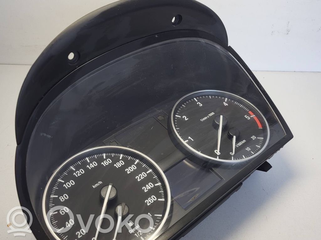 Geschwindigkeitsmesser Cockpit   102535086