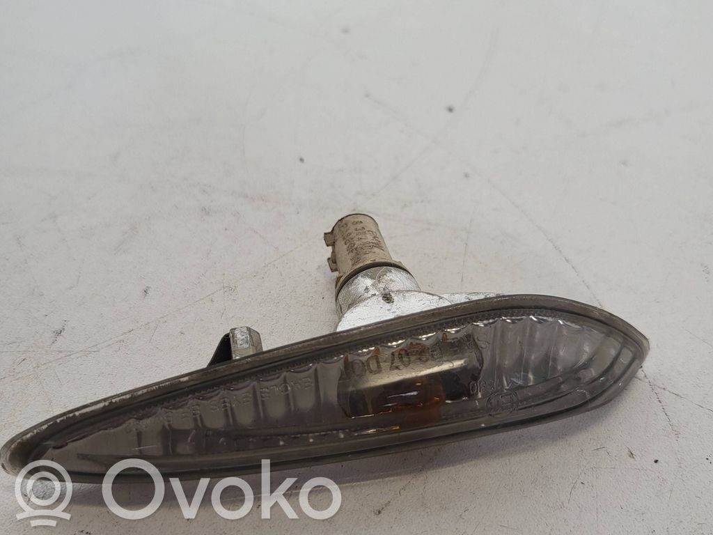 Front fender indicator light   8384104