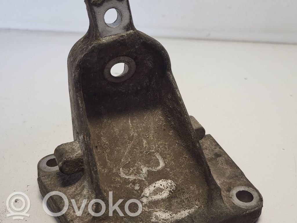 Engine mounting bracket   22111093812