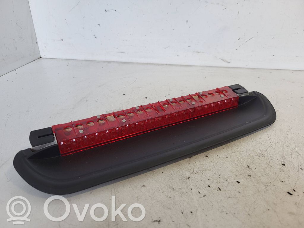 Kolmas/lisäjarruvalo   6946614