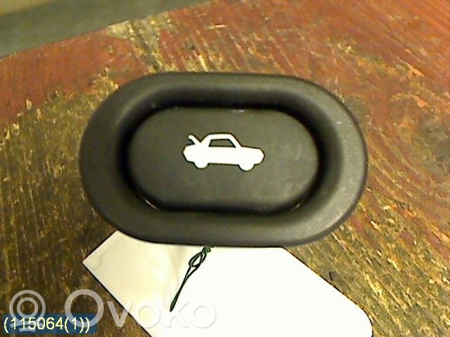 Tailgate/boot open switch button   4733440,156796
