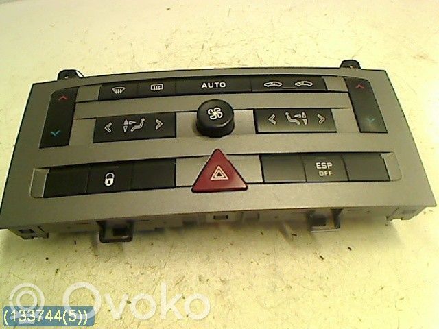 Peugeot 407 Ramka / Moduł bezpieczników 