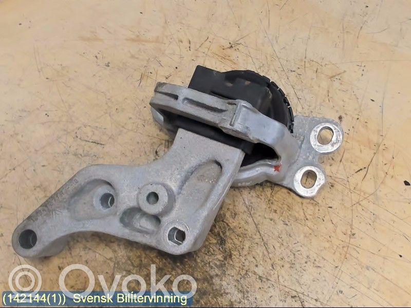 Nissan NV300 Engine mounting bracket 