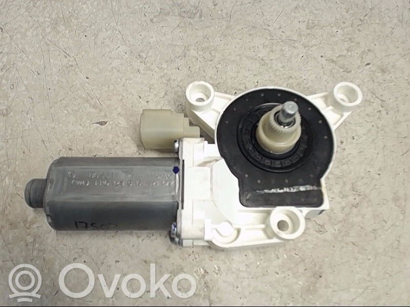 Silnik regulatora szyby drzwi przednich   68030661AA,0130821471BOSCH