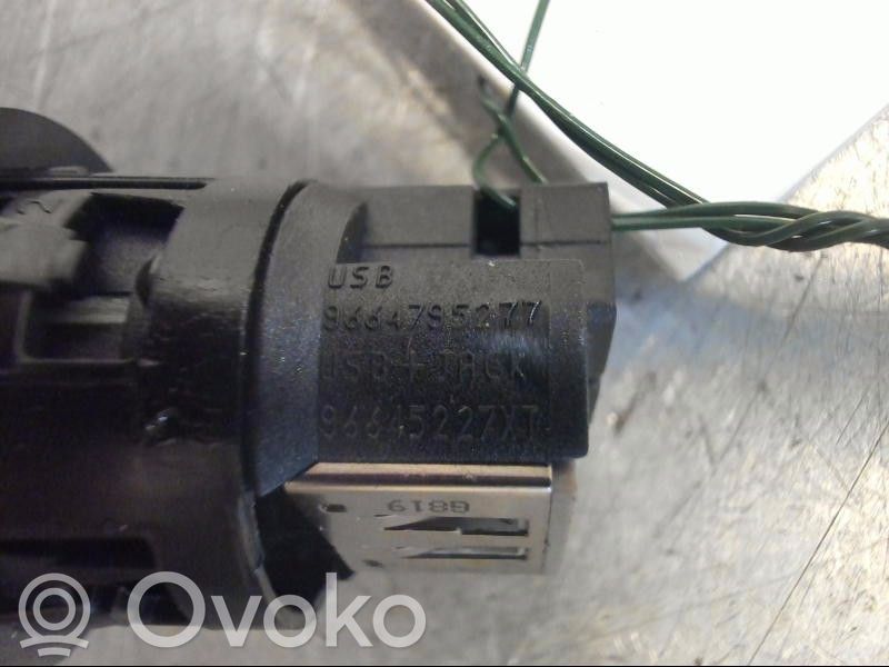 Peugeot 208 I Enchufe conector USB 