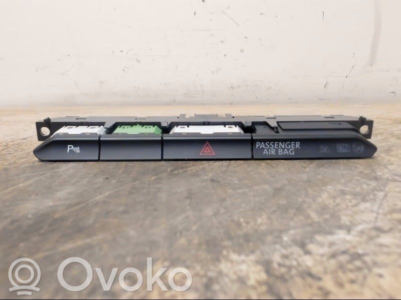 Volkswagen PASSAT B8 Interruttore luci di emergenza