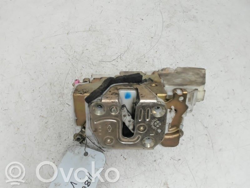 Nissan Navara D22 Zamek drzwi przednich 