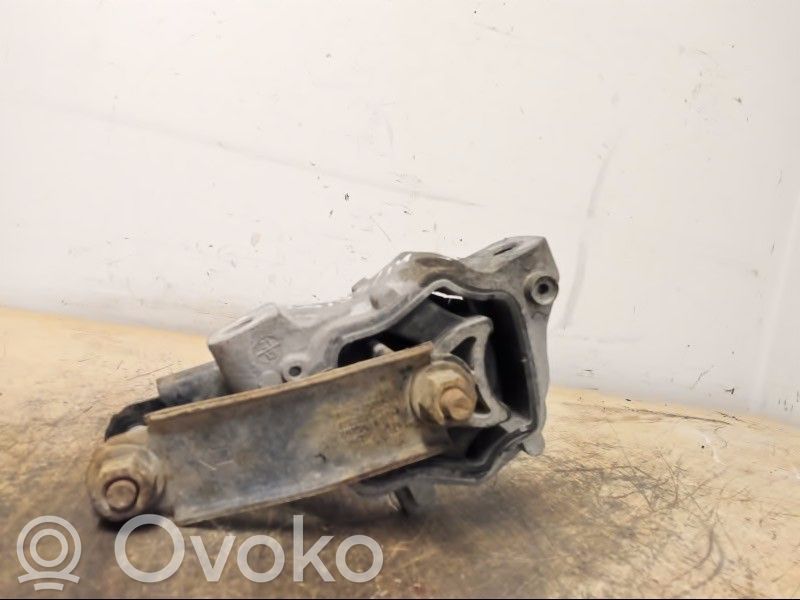 Volvo XC70 Engine mounting bracket 