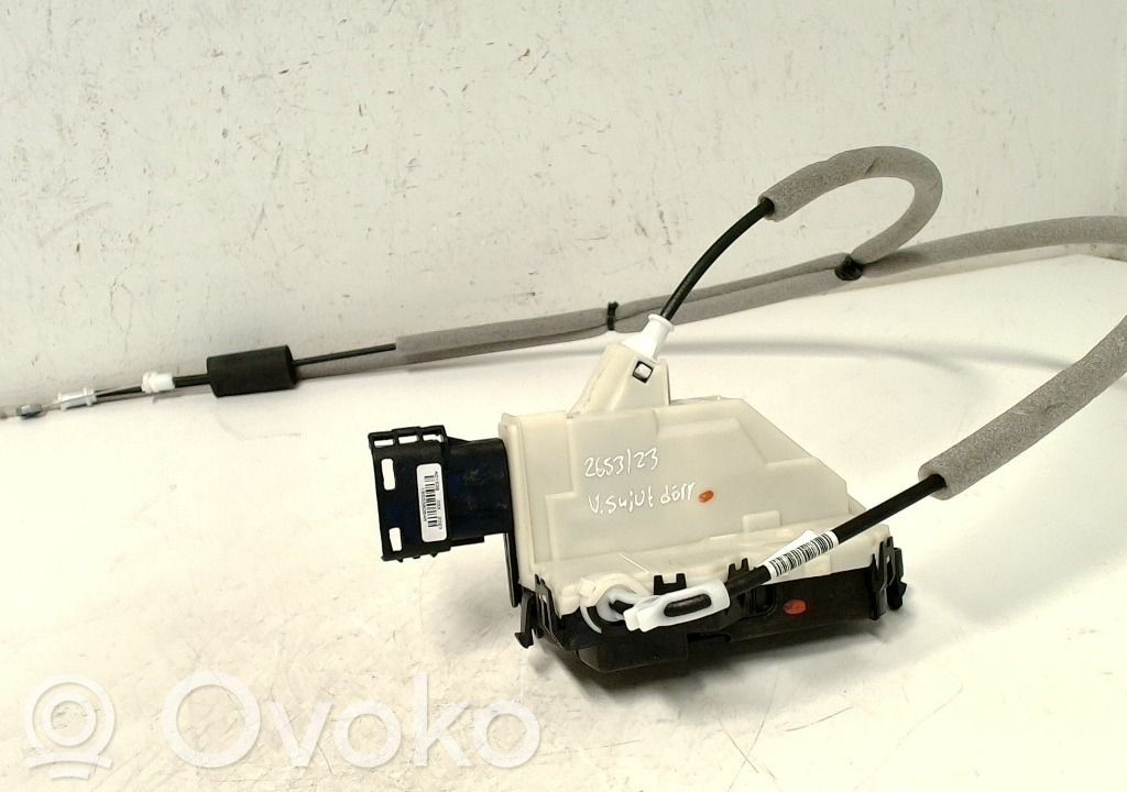 Opel Vivaro Front door lock 