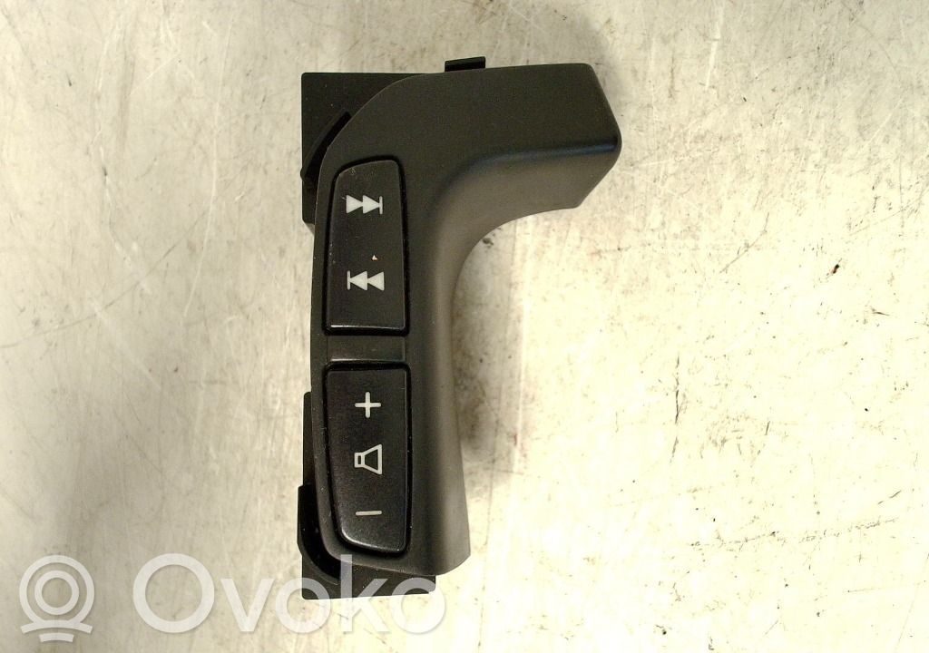 Volvo V70 Steering wheel buttons/switches 
