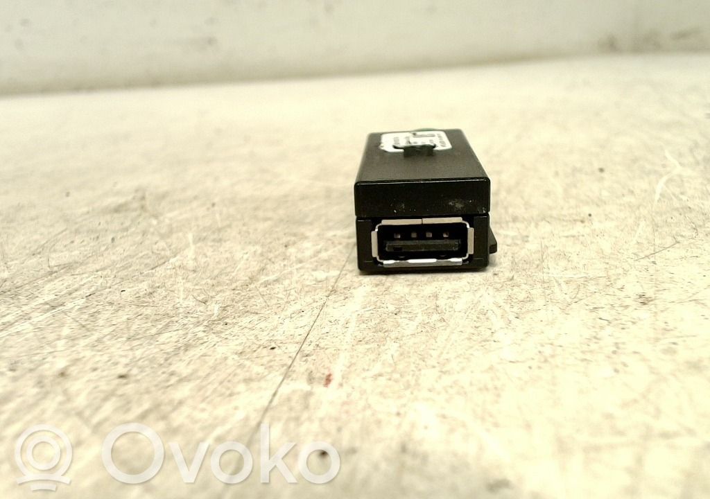 Skoda Octavia Mk3 (5E) Tailgate/boot open switch button 