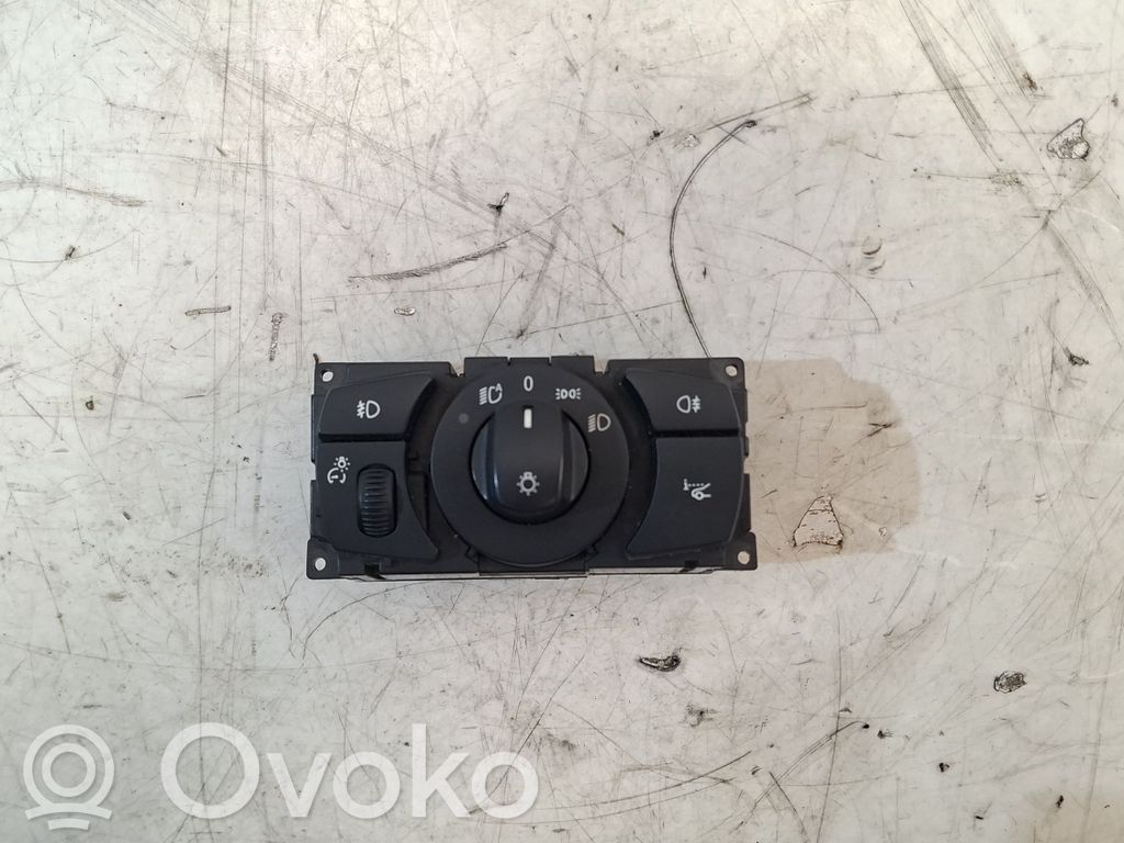 Light switch   6953723