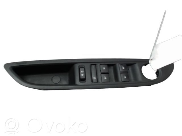 Opel Mokka X Electric window control switch 