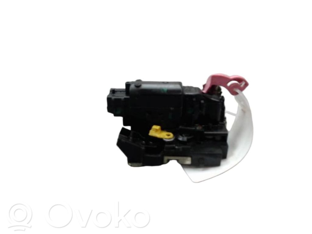 Cerradura de puerta trasera   825031439R,825031439R