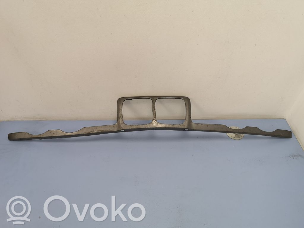 BMW 5 E34 Augšējais režģis 