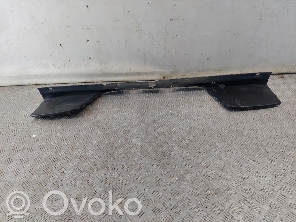 Volkswagen Amarok Moldura inferior del parachoques trasero 