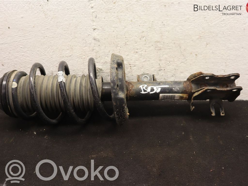 Opel Corsa E Etuiskunvaimennin kierrejousella 