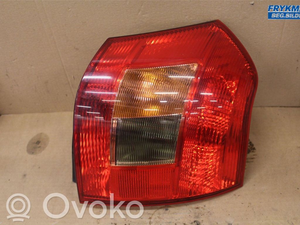 Toyota Corolla E120 E130 Задний фонарь в кузове 