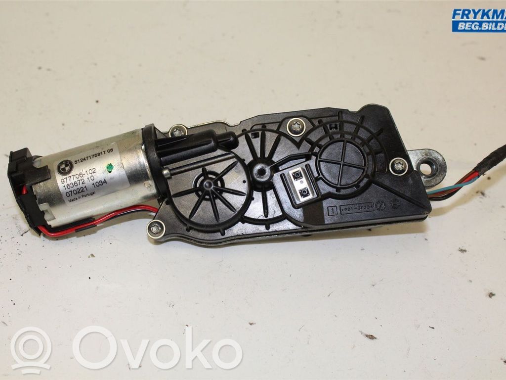 Loading door lock   51247233909