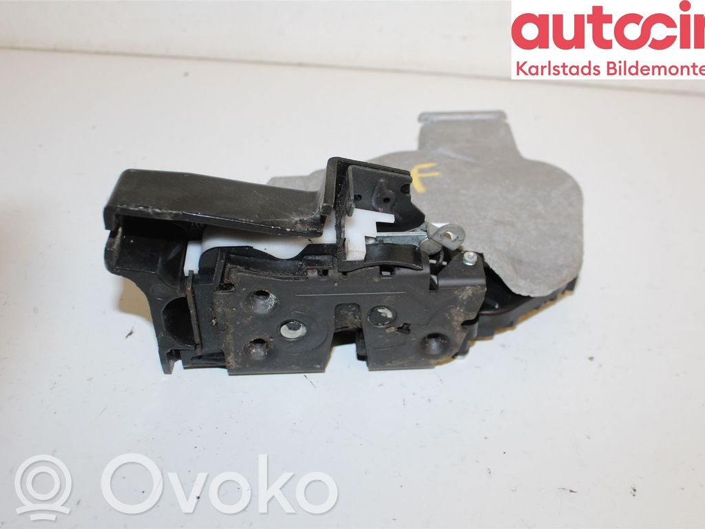 Volvo V50 Priekšpusē slēdzene 