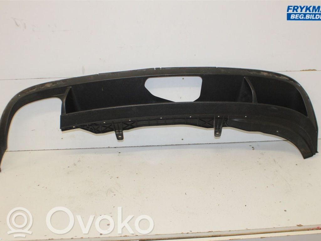 Volkswagen PASSAT CC Moldura inferior del parachoques trasero 
