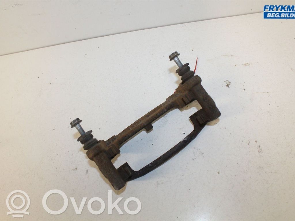 Ford Transit Courier Jarrusatulan tyynyn pidike takana 