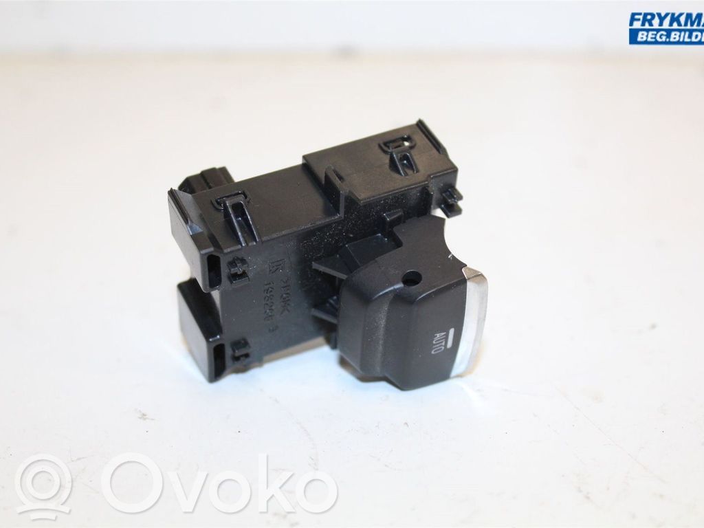 Subaru XV II Electric window control switch 