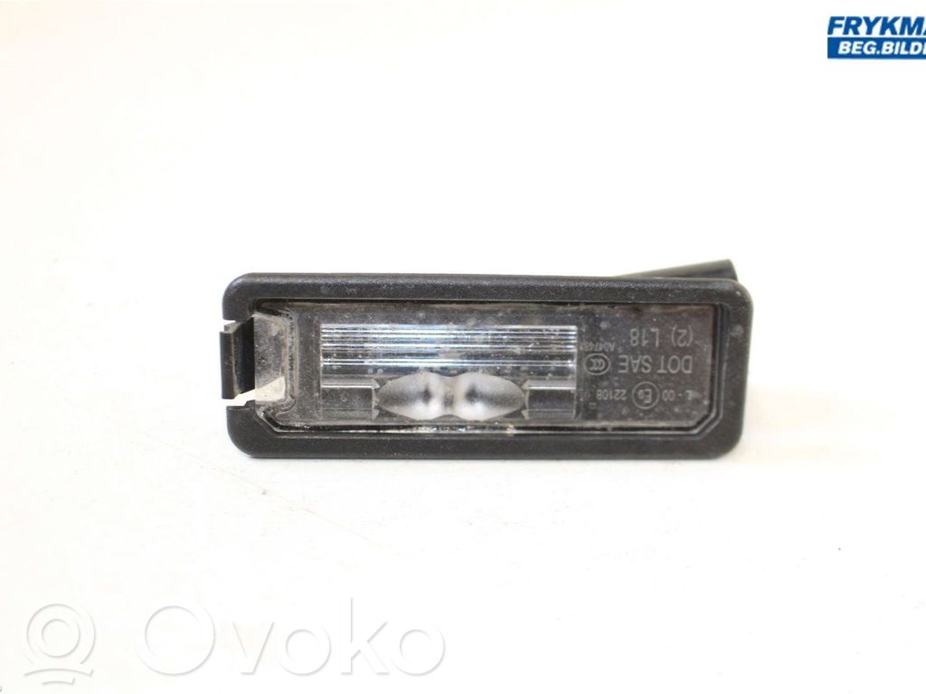 Éclairage de plaque d'immatriculation   1K8943021D