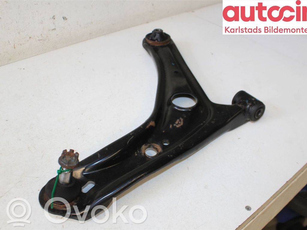Toyota Yaris Dolny wahacz przedni 