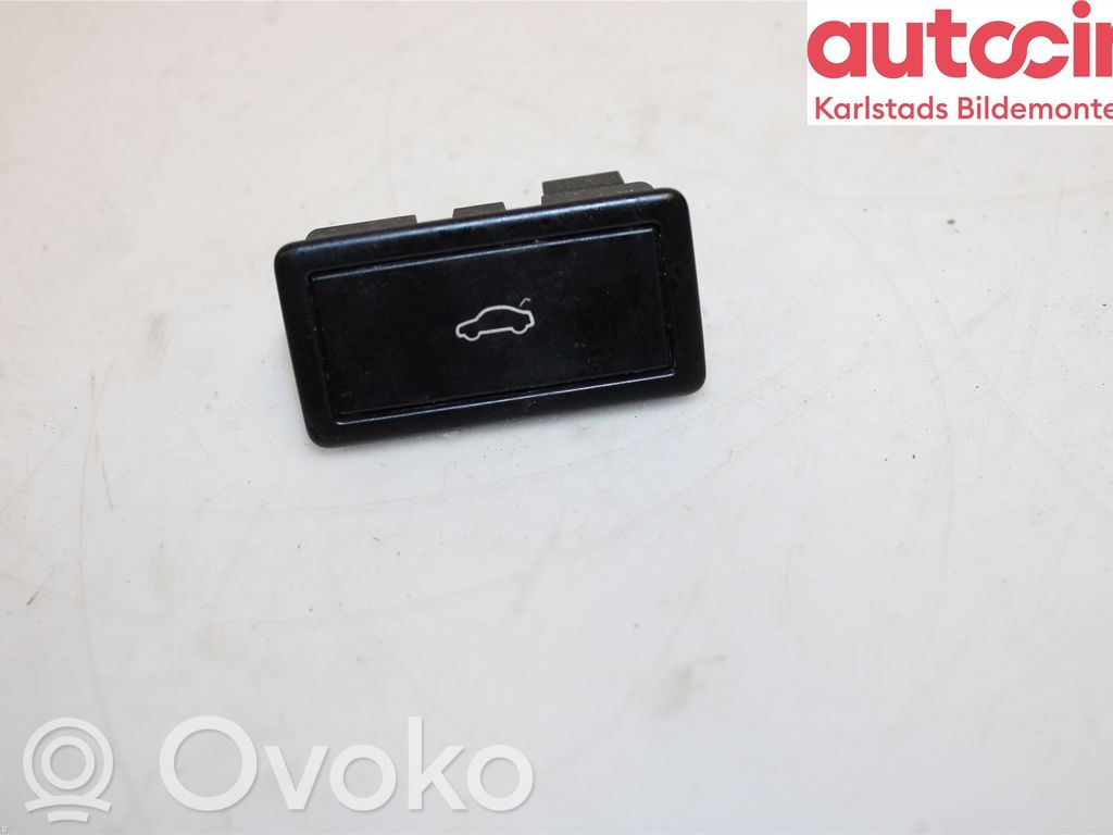 Skoda Karoq Tailgate/boot open switch button 