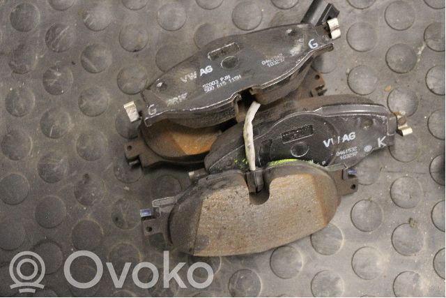 Volkswagen Golf VII Klocki hamulcowe przednie 