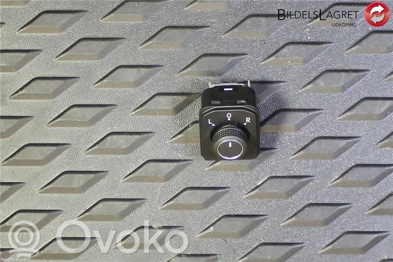 Volkswagen PASSAT B8 Interruptor del espejo lateral 