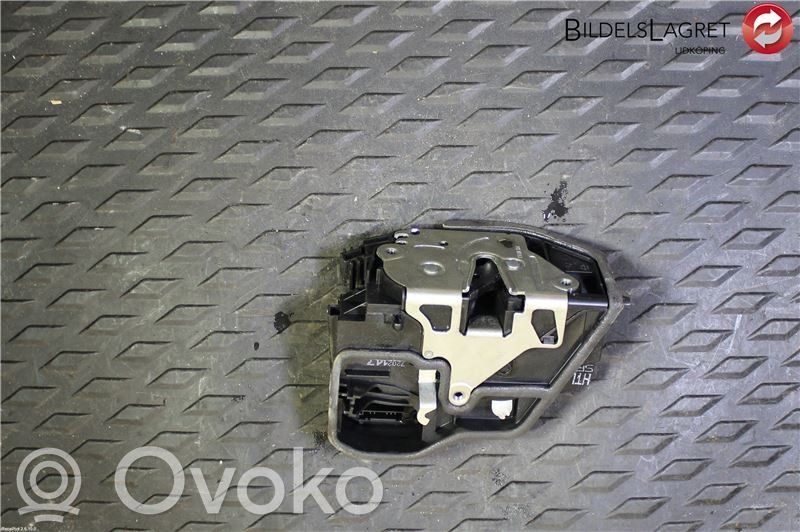BMW 5 E60 E61 Galinių durų spyna 