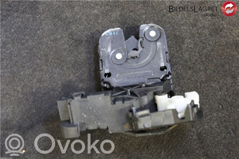 Audi A4 S4 B7 8E 8H Takaluukun/tavaratilan lukon vastakappale 