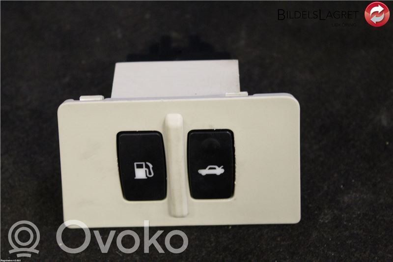 Tailgate/boot open switch button   15A990,15A990