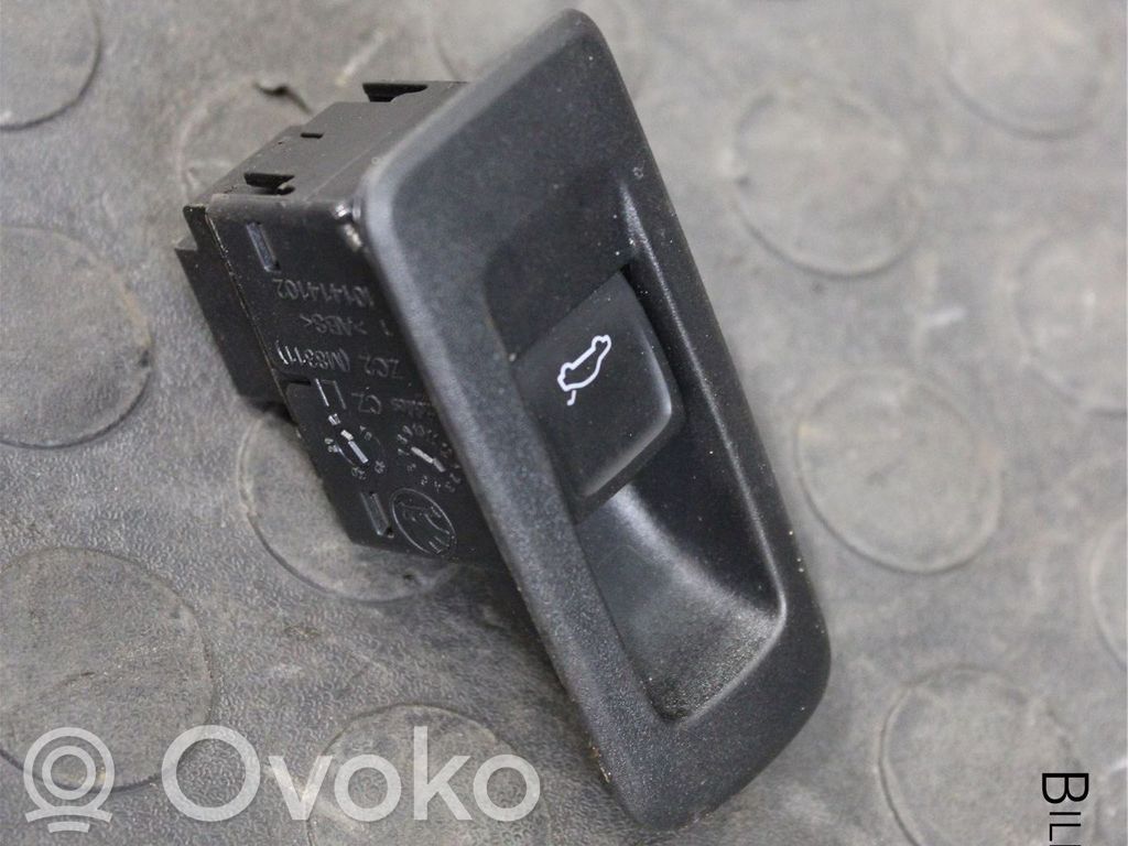 Skoda Karoq Tailgate/boot open switch button 