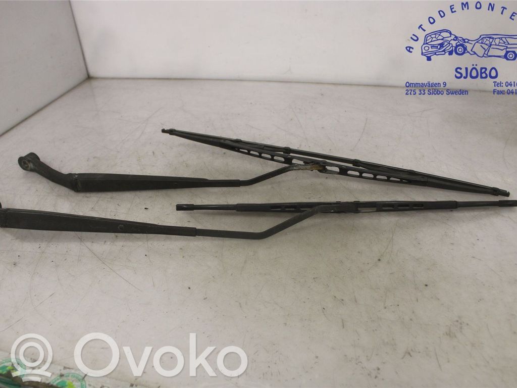 Mitsubishi Lancer Priekinio stiklo valytuvų kojelė 