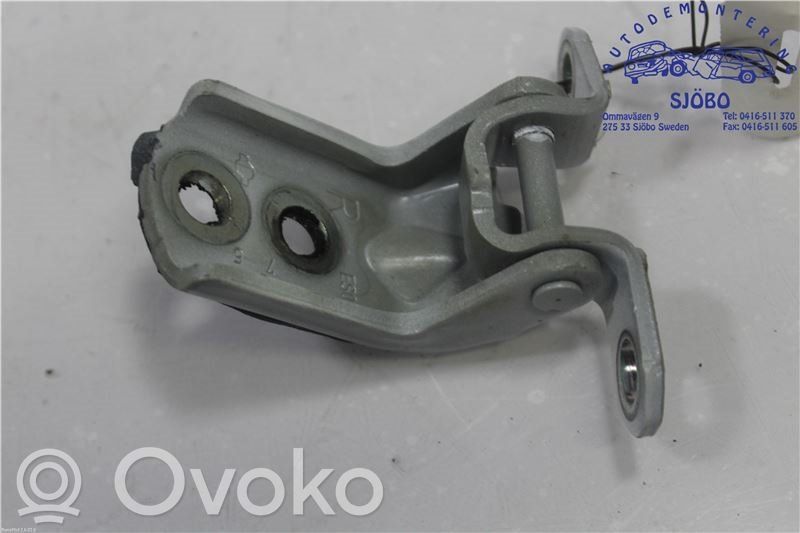 Nissan Qashqai Front door upper hinge 