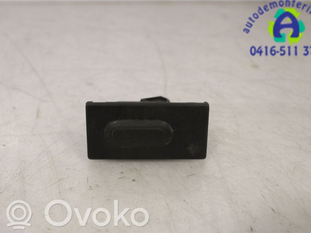 Tailgate/boot open switch button   BHN1568D0A